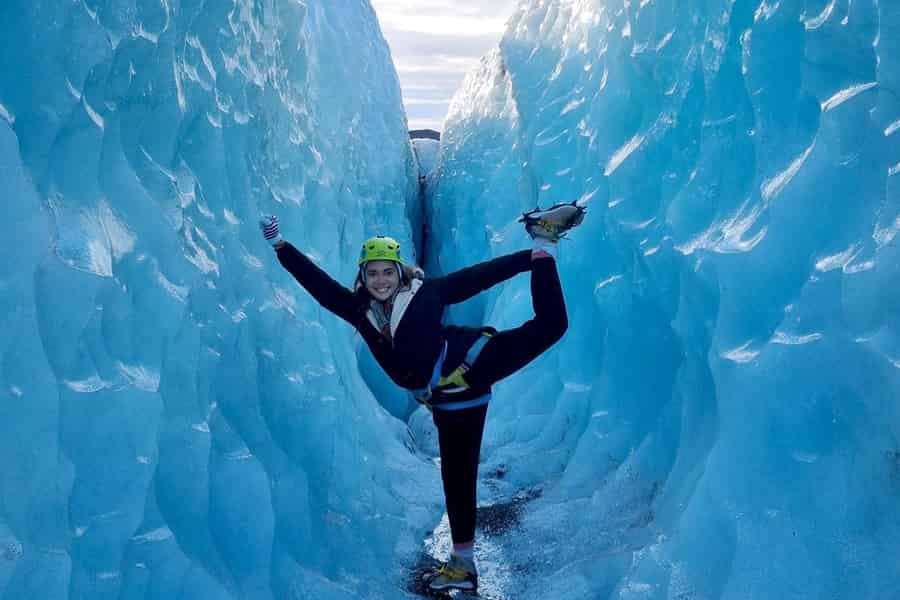 Reykjavik: Gletscherwanderung mit Fotos, Wasserfällen und schwarzem Strand. Foto: GetYourGuide
