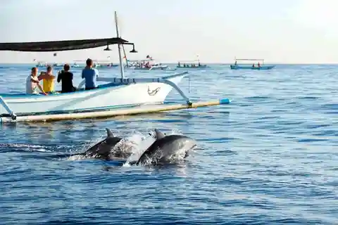 Bali: Lovina Beach Boat Ride & Ulun Danu Beratan Temple Tour