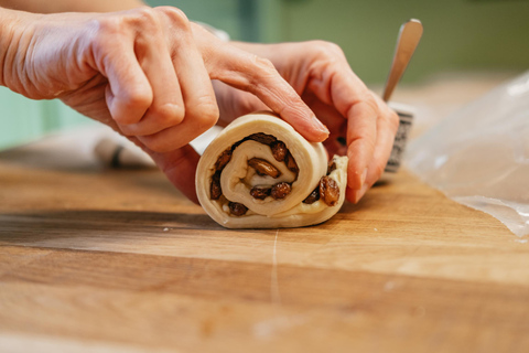 Paris, Frankrike Fransk croissantbakning med en kock