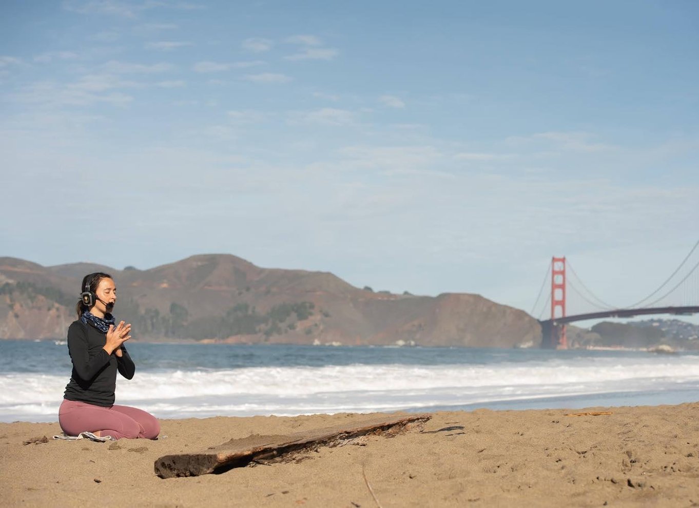 San Francisco: Silent Disco Yoga på Baker Beach