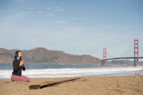 San Francisco: Silent Disco Yoga på Baker BeachYoga för privat grupp