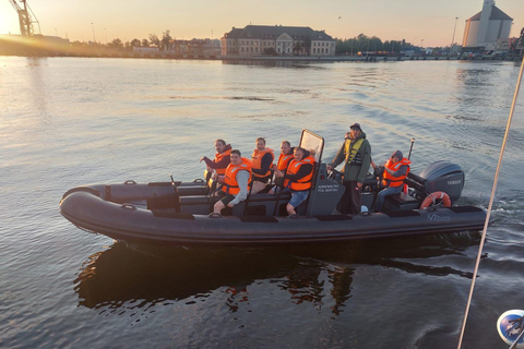 Bateau de vitesse au bout de la jetée à Sopot. Vitesse 100 km/h