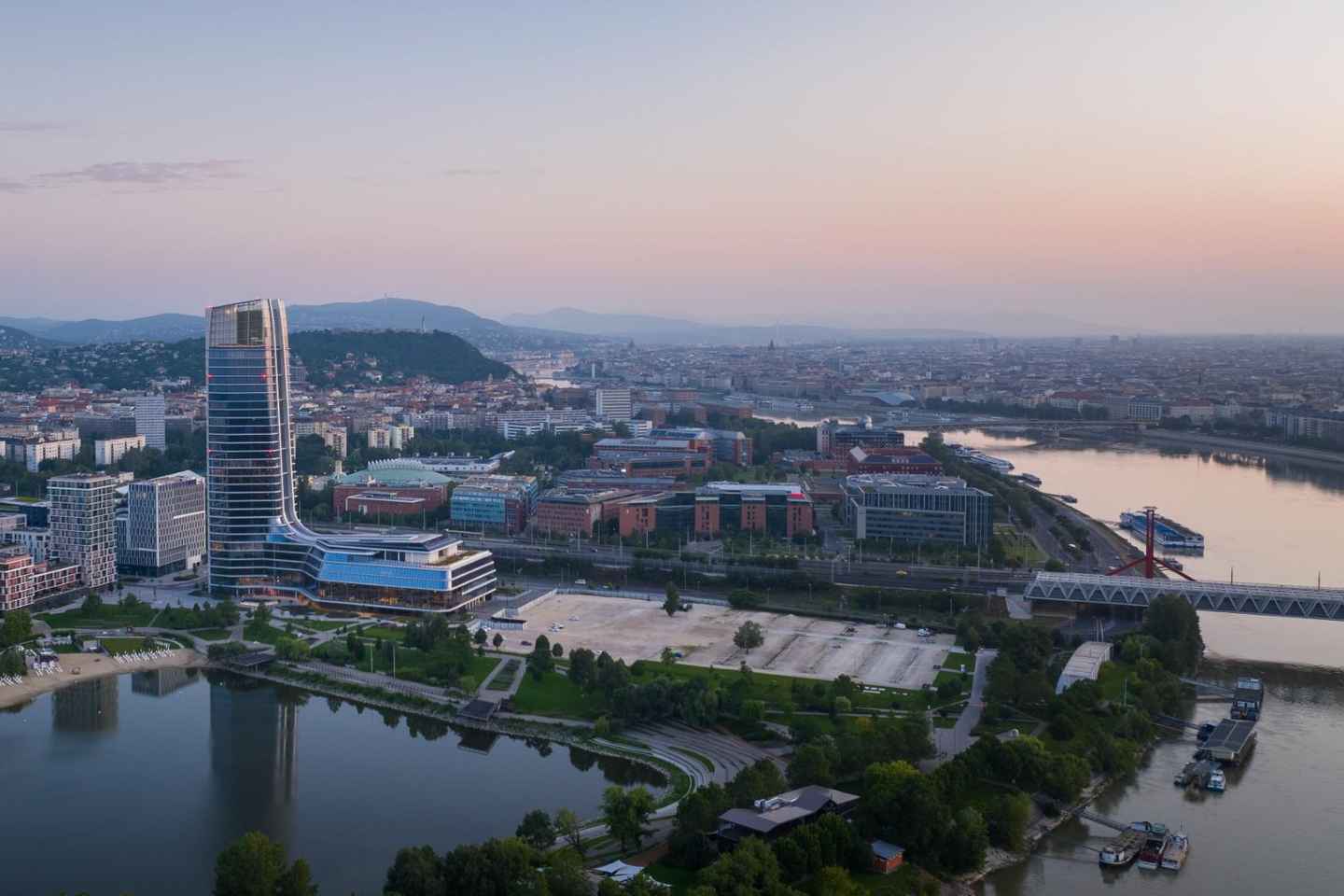 Budapest SkyDeck Tower – Panoramic Lift & Viewing Platform