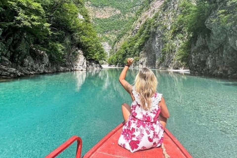 Vanuit Tirana: Shala Rivier Privé Boottour Dagvullende tourVan Tirana: privérondvaart op de Shala-rivier, dagexcursie
