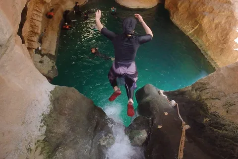 Parcheggio Wadi Shab Incontra la guida locale per chi guida da solo