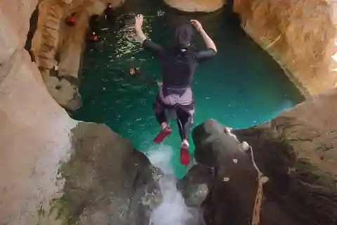 Parking w Wadi Shab Spotkanie z lokalnym przewodnikiem dla kierowców