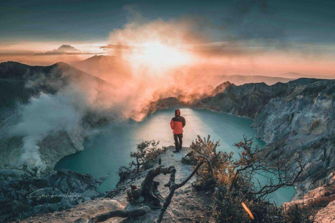 Excursión de senderismo al cráter Ijen desde Bali o BanyuwangiDesde Banyuwangi Excursión de senderismo al cráter de Ijen