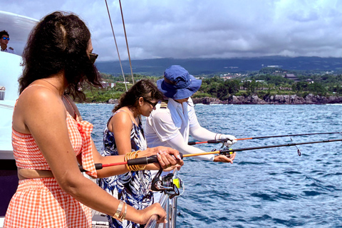 Jeju Small Group Tour incl. Yacht Cruise, Falls & Mt.Halla Jeju Small Group Tour with Yacht Cruise, Falls & Mt.Halla