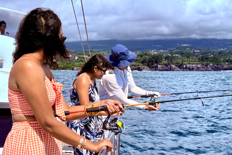 Jeju Small Group Tour incl. Yacht Cruise, Falls & Mt.Halla Jeju Small Group Tour with Yacht Cruise, Falls & Mt.Halla