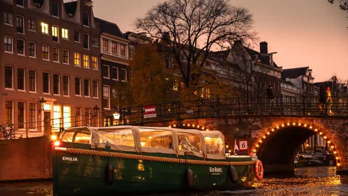 Paseo por el canal de Ámsterdam al atardecer con bebidas opcionales