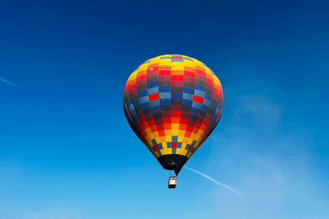 from MexicoCity:Balloon flight Over thepyramidsofTeotihuacanVuelo en globo aerostatico con traslado desde CDMX