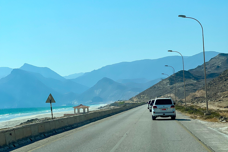 Sterrenlicht aan de kust: een avontuur met een terreinwagen en overnachting op Fazayah BeachSterrenlichtkusten: 4WD-avontuur met overnachting op Fazayah Beach