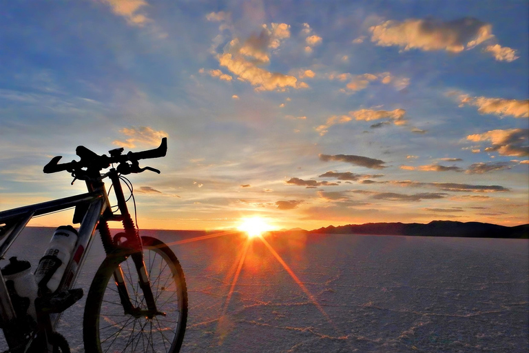 Uyuni Salt Flat: Bike Ride, Breakfast, Lunch, Sunset, Toast