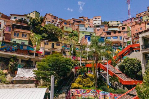 Medellín : Visite de la Comuna 13 avec des collations et vos propres graffitis