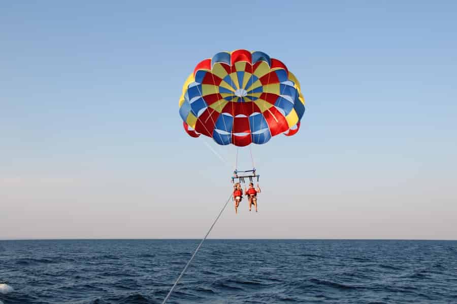 Michigan: Parasailing auf Mackinac Island. Foto: GetYourGuide