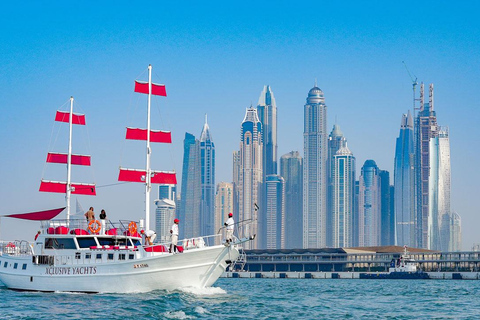 Dubai, Dubai Marina Sightseeing-kryssning med utsikt över Ain WheelSightseeingkryssning i småbåtshamn ombord på en yacht