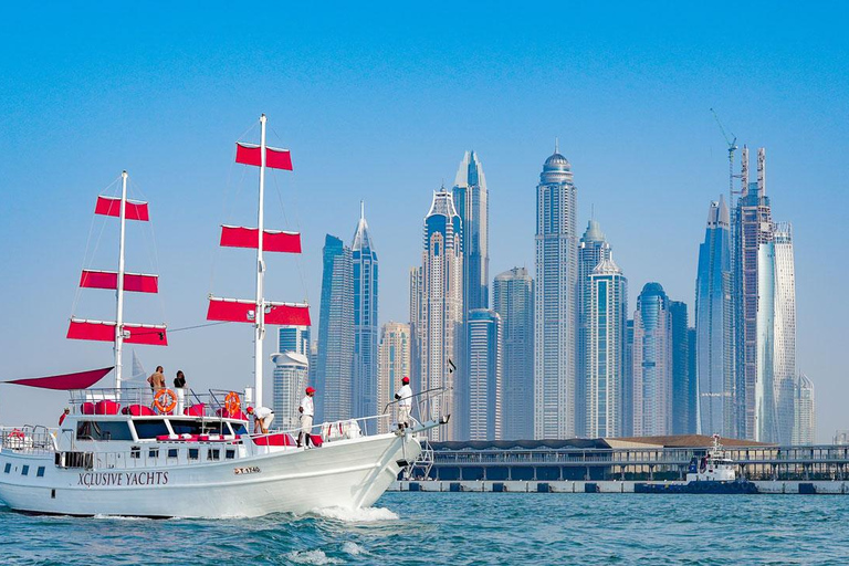 Dubai, Dubai Marina Sightseeing-kryssning med utsikt över Ain WheelSightseeingkryssning i småbåtshamn ombord på en yacht