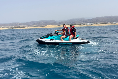 Passeio de JetSki ao longo da costa de Maspalomas.