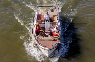 Paris: Private kleine Bootsfahrt mit Rosé und Macarons