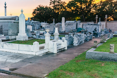 New Orleans: Dead of Night Ghosts and Haunts Bus Tour