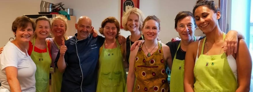Vence : cours de cuisine avec un chef français et une bouteille de vin