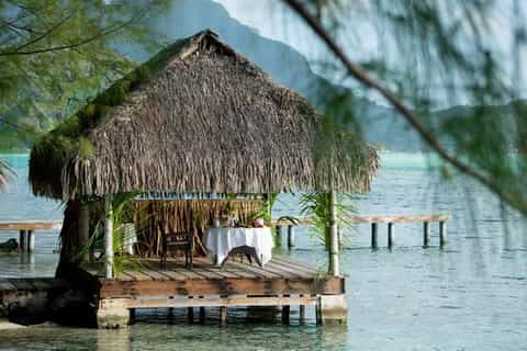 Bora Bora : croisière privée au coucher du soleil et dîner polynésien sur un motu