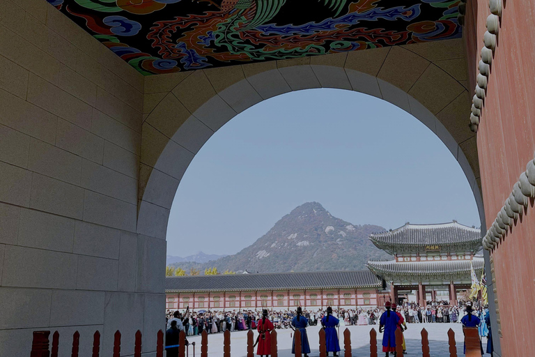 Walking through the heart of Seoul. Tour in Spanish