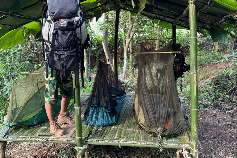 Kurs przetrwania w lesie pierwotnym w pobliżu Luang Prabang.