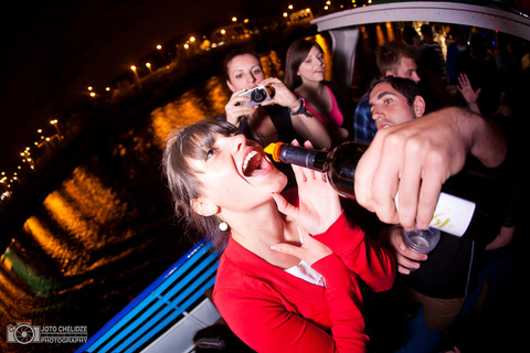 Prague : Soirée en bateau avec boissons illimitées et entrée à l'after party2 heures de fête sur le bateau et entrée au club