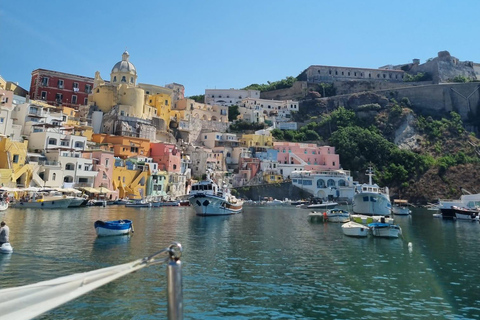 Procida : Excursion en bateau privé avec vue sur la mer et plongée en apnéeProcida Vue sur la mer