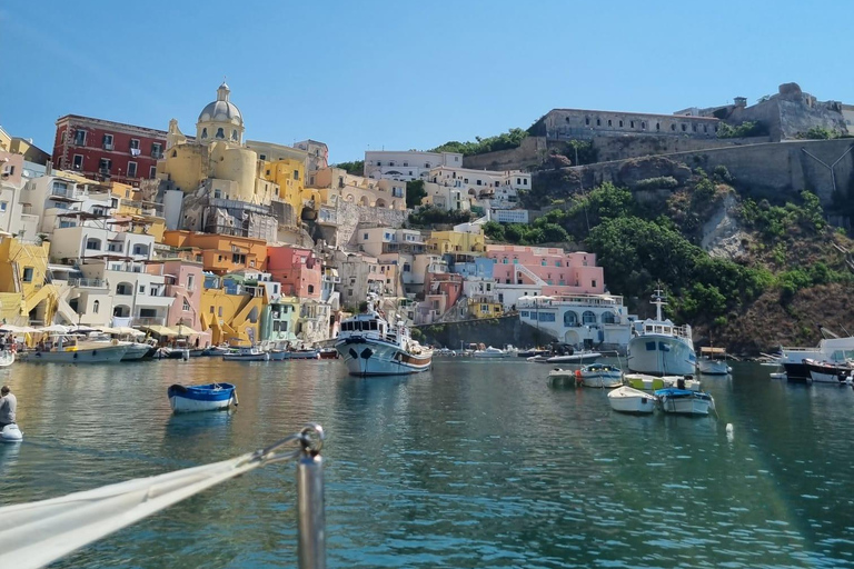 Procida : Excursion en bateau privé avec vue sur la mer et plongée en apnéeProcida Vue sur la mer