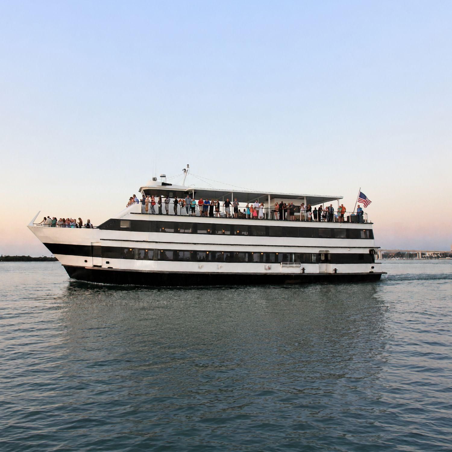 St. Pete Beach: Yacht-Bootsfahrt mit Abendessen auf der Starlite Horizon