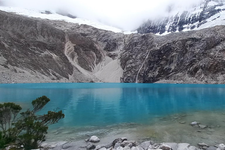 Huaraz: Laguna 69 Guided Hike in Huascarán National Park