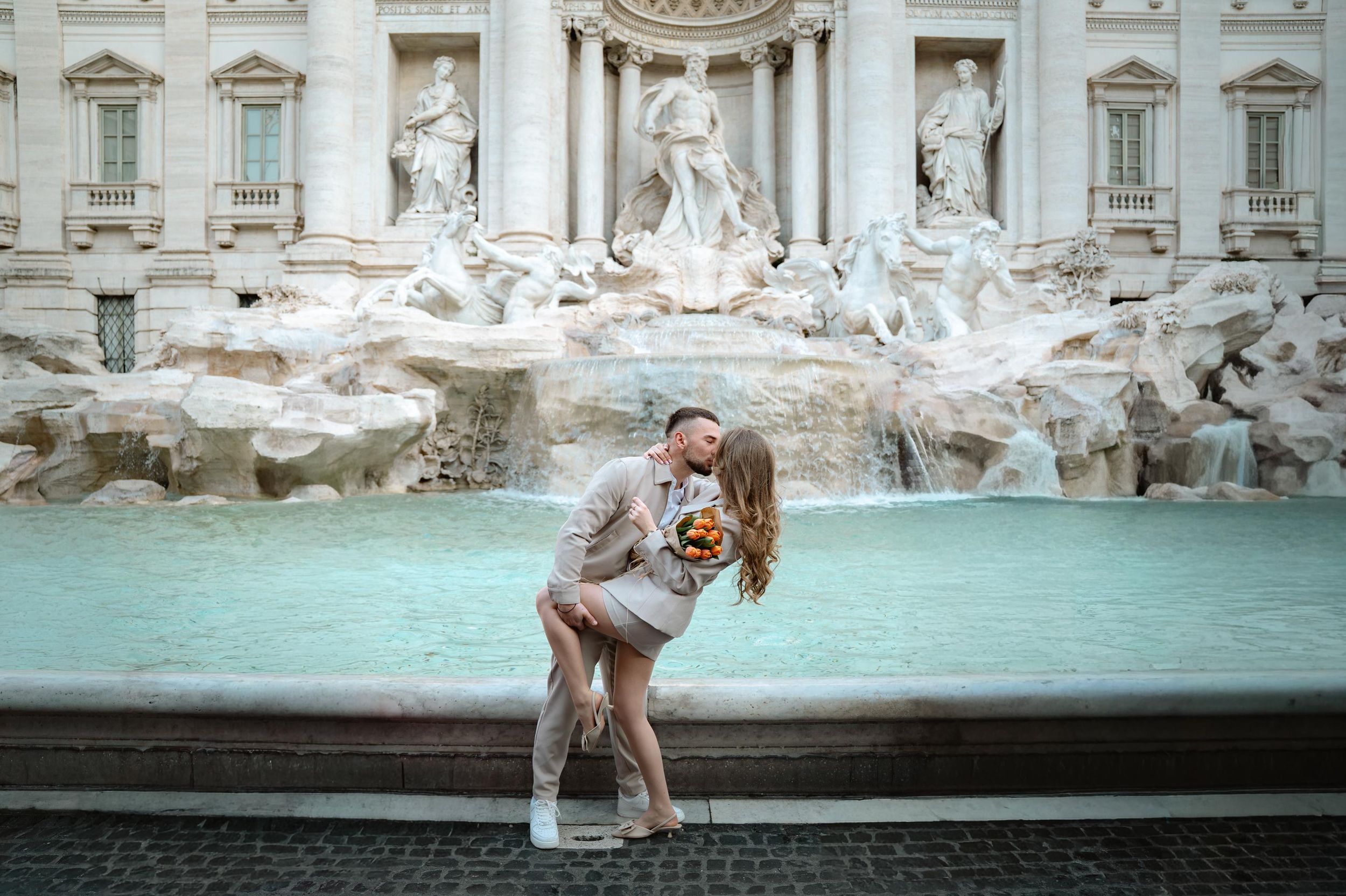 Rom: Private, legendäre Fotosession am Trevi-Brunnen während der “goldenen Stunde”