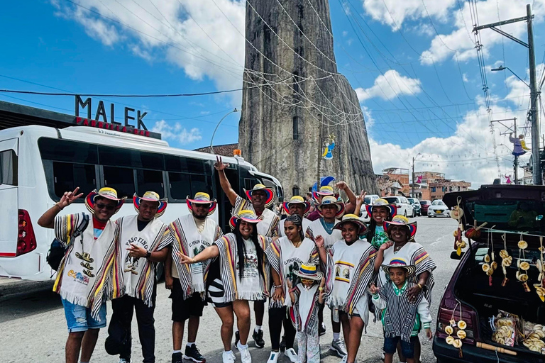 Tour Guatapé con visita a Granja de las Llamas y las Alpacas