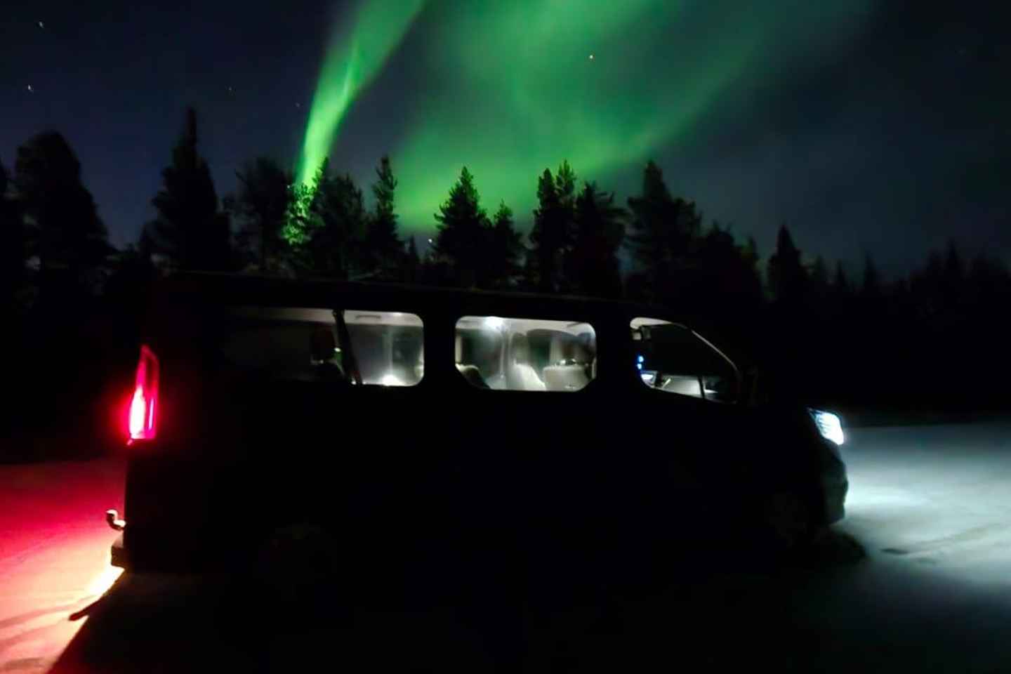 Levi, Lapponia: Tour in minivan dell'Aurora Boreale con bevande calde