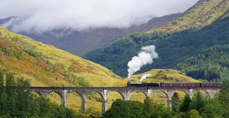 Un train à vapeur, style Poudlard Express, a traversé le viaduc de