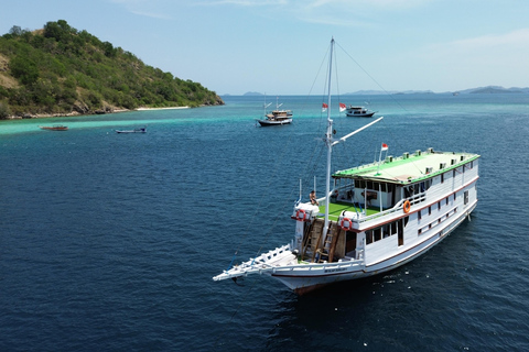 Komodo Islands: 4-Day Liveaboard, Dragons, Whale Sharks Private Room (Double Bed, AC)