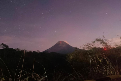 Yogyakarta : excursion nocturne au volcan Merapi avec observation de la lave et des étoilesYogyakarta : Excursion nocturne au volcan Merapi avec observation de la lave et des éto