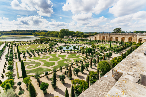 Desde París: Visita sin colas a Versalles y acceso a los jardinesTour en grupo en inglés con tour guiado de los jardines