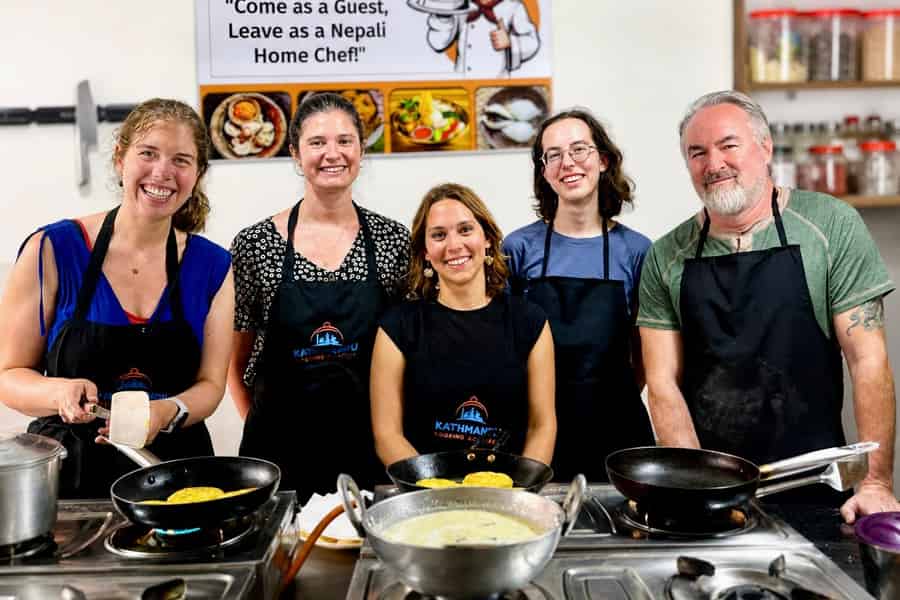 Kathmandu: Bereiten Sie mit Einheimischen authentische nepalesische Speisen und Momos zu. Foto: GetYourGuide