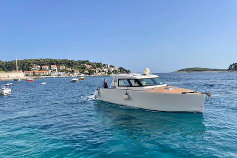 Au départ de Split : tour en bateau des 5 îles et de la grotte bleueVisite d&#039;une jounée de luxe, de Split à la Grotte Bleue et 5 îles