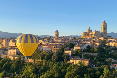 Segovia: Hot-air balloon ride with cava toast