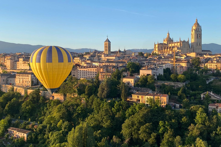 Segovia: Hot-air balloon ride with cava toast