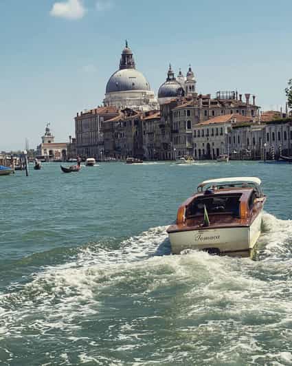 Murano: giro in barca, dimostrazione di soffiatura del vetro e visita della fabbrica