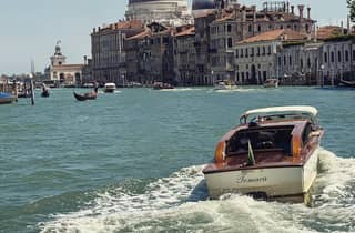 Murano: Bootsfahrt, Glasbläservorführung und Fabrikbesuch
