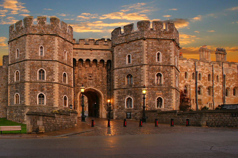London: Private Tour of Stonehenge, Windsor Castle, and Bath Luxury Car