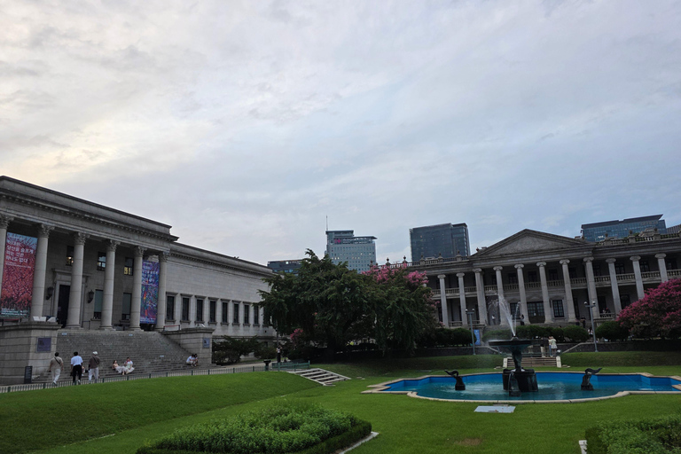 Seoul: Deoksugung Palace Night Tour with Guide