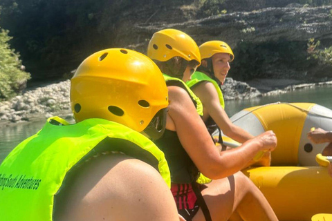 De Durrës a Golem: Rafting em Vjosa e excursão aos banhos termais de Benja