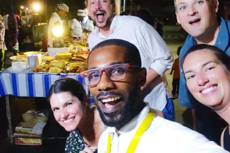 Zanzibar: Kvällspromenad i Stone Town med matmarknadUpphämtning från hotell i Stone Town, 10 USD betalas av gäst för biljett till slavmarknaden